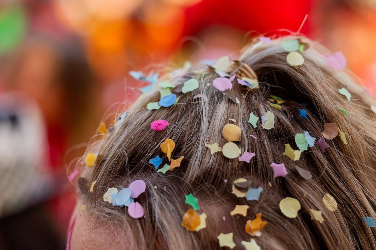 Konfetti-Krone: Bei dieser Dame hinterließ der Kölner Karneval sichtlich Spuren
