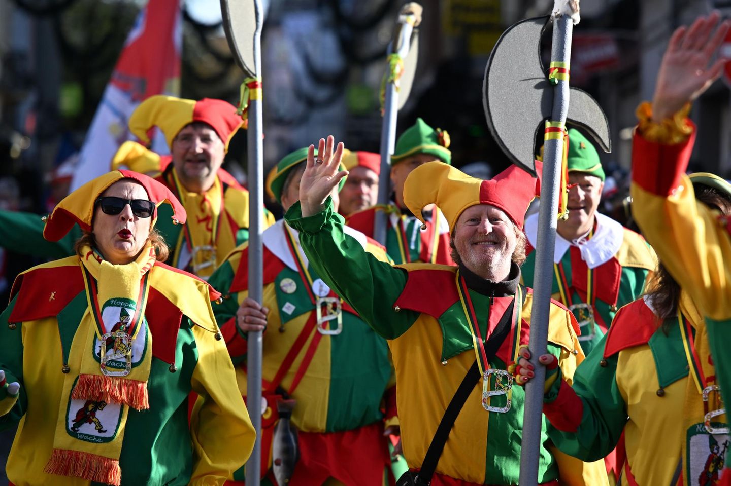 Der Hoppeditz zog mit seiner Garde, der Hoppediz-Wache, durch die Düsseldorfer Altstadt