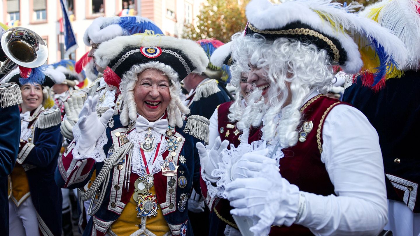 Die Mainzer feiern die Fastnacht in kunterbunten Kostümen. Foto: Hannes P. Albert/dpa