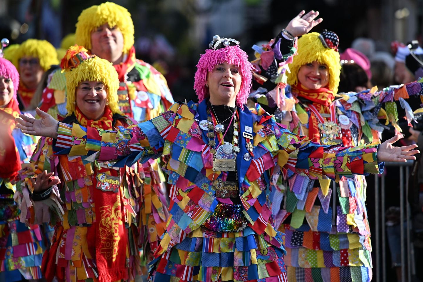 Der Düsseldorfer Karneval feiert unter dem Motto "Mer bliewe bunt – ejal wat kütt"