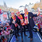 In der Kölner Altstadt schunkelten die Jecken bei strahlendem Sonnenschein mit dem designierten Dreigestirn aus Prinz Niklas I. (M, Niklas Jüngling), Bauer Clemens (r, Clemens von Blanckart) und Jungfrau Aenne (Stefan Blatt) 