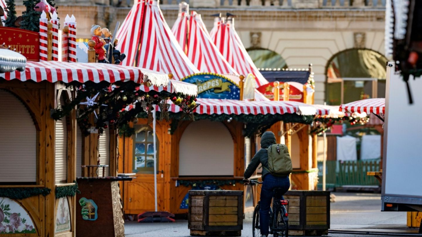 Magdeburger Weihnachtsmarkt bei Aufbau