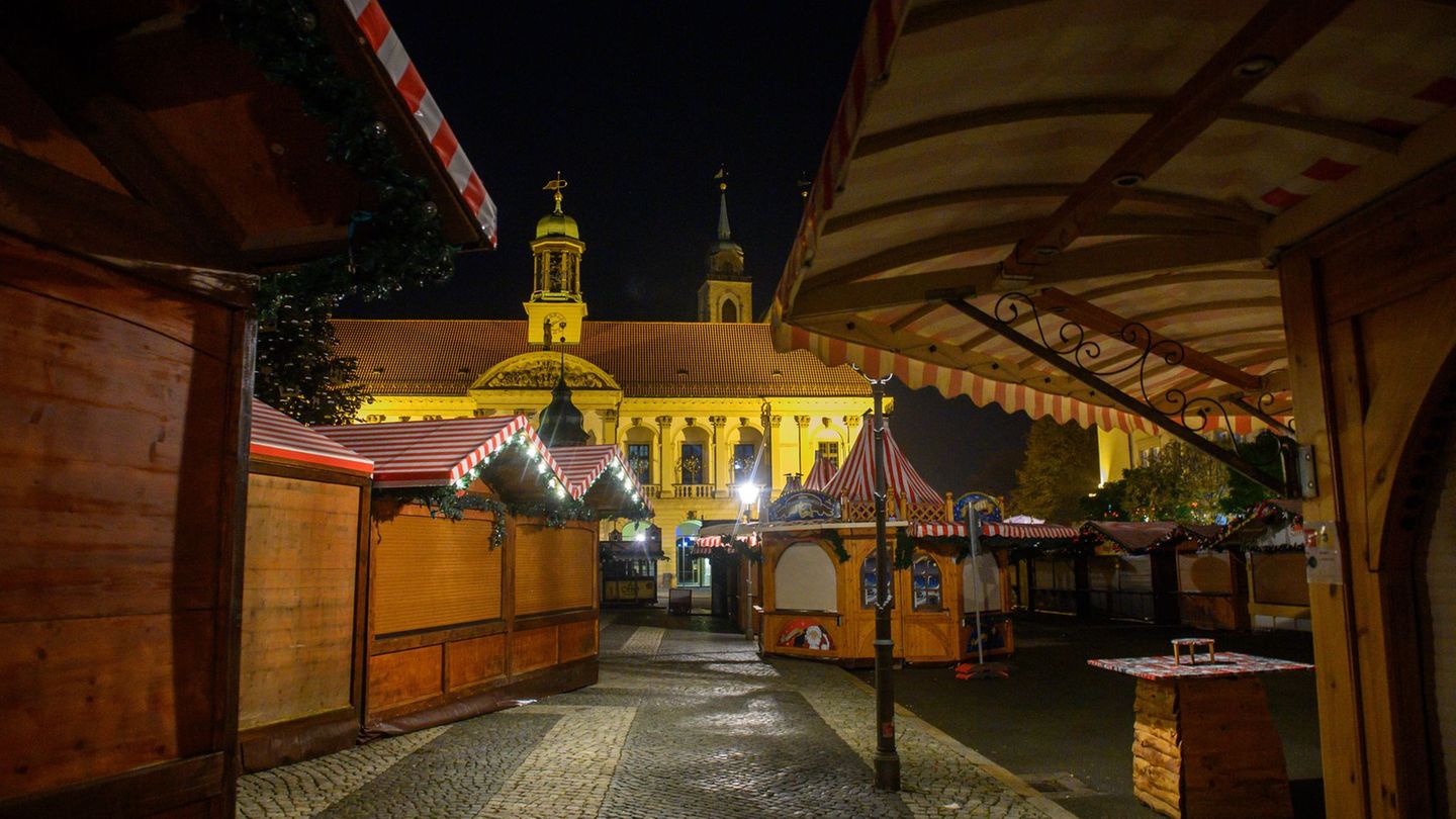 Schon seit Ende Oktober stehen die ersten Buden auf dem Alten Markt vor dem Magdeburger Rathaus. Foto: Klaus-Dietmar Gabbert/dpa