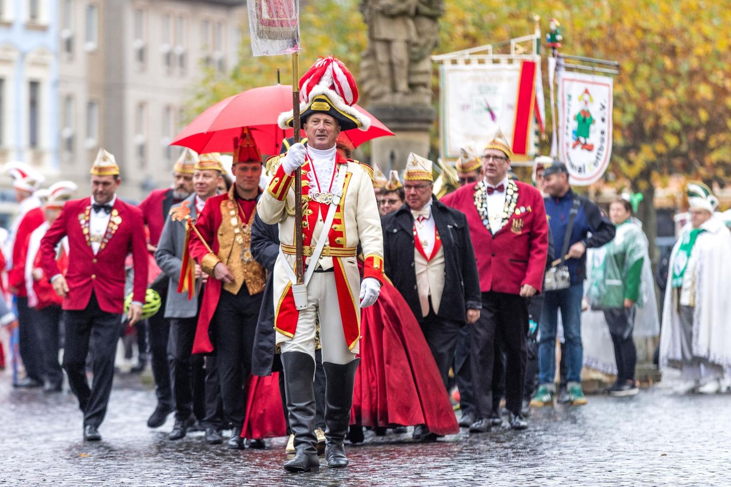 Die Närrinnen und Narren marschierten zum Cottbuser Rathaus