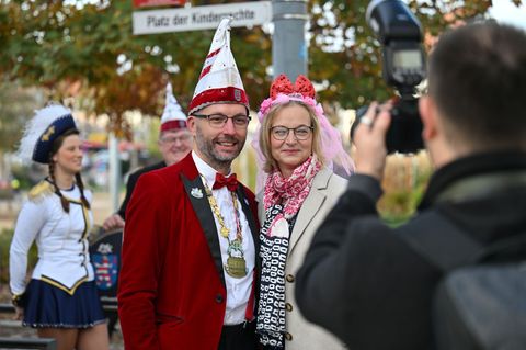 Führungspersonen treffen aufeinander: Die stellvertretende Ministerpräsidentin Katja Wolf (BSW) stellte sich beim närrischen Stu