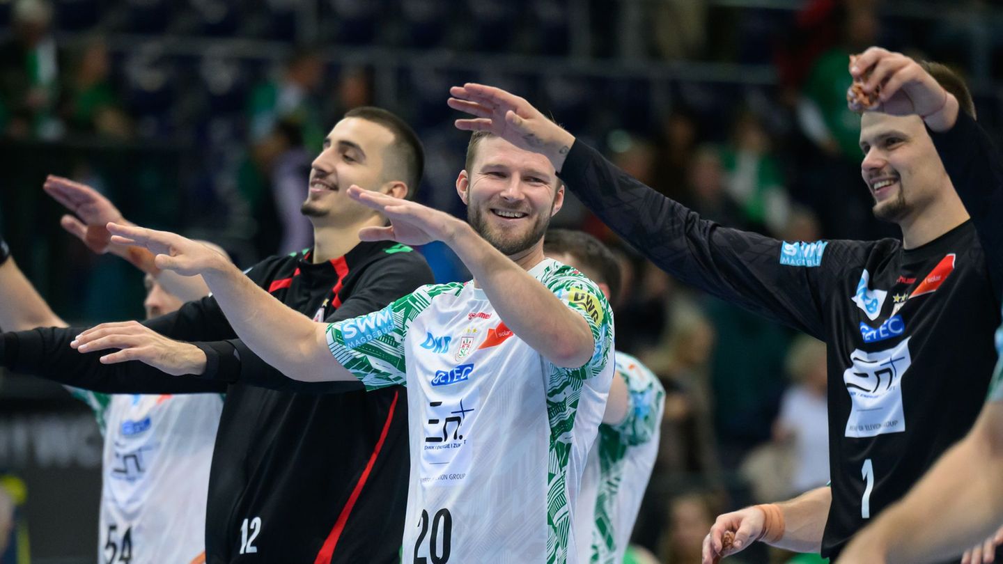 Magdeburgs Schlussmann Matej Mandić (l) feiert ein schnelles Wiedersehen mit seinem alten Club. (Archivbild) Foto: Hendrik Schmi
