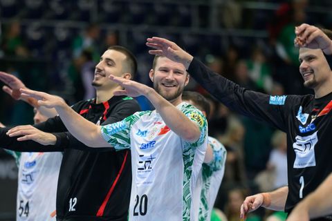 Magdeburgs Schlussmann Matej Mandić (l) feiert ein schnelles Wiedersehen mit seinem alten Club. (Archivbild) Foto: Hendrik Schmi