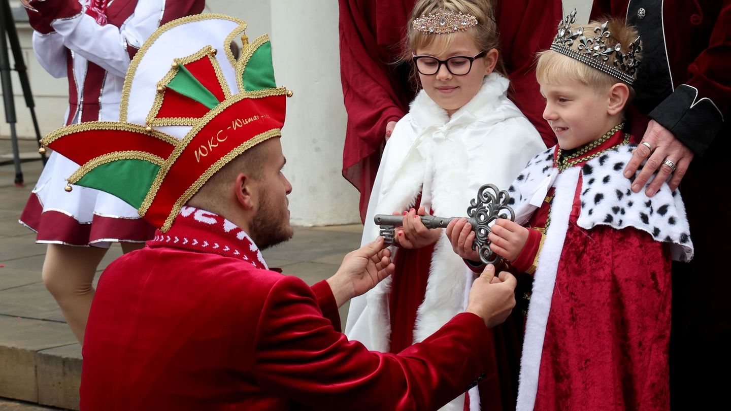 Beim landesweiten Auftakt der Karnevalssaison in Mecklenburg-Vorpommern nimmt das Kinderprinzenpaar vor dem Rathaus der Hansesta
