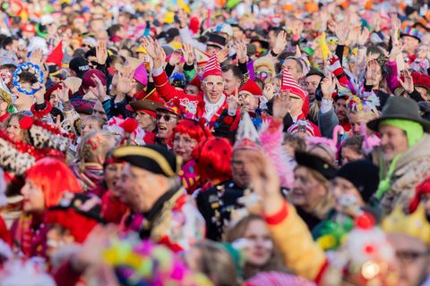 Bei strahlendem Sonnenschein ist in Köln der Beginn der Karnevalszeit gefeiert worden. Foto: Rolf Vennenbernd/dpa