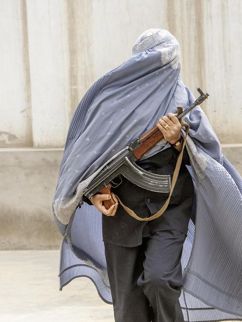 Zwei Frauen in Burka mit Maschinengewehren