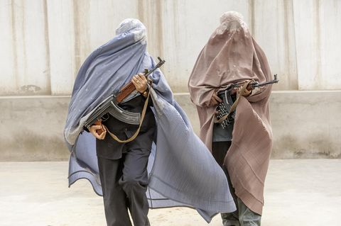 Zwei Frauen in Burka mit Maschinengewehren