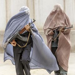 Zwei Frauen in Burka mit Maschinengewehren