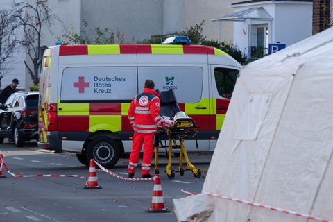 Zahlreiche Rettungswagen und Polizeifahrzeuge waren in der Nähe der Berufsschule postiert. Foto: Bernd Thissen/dpa