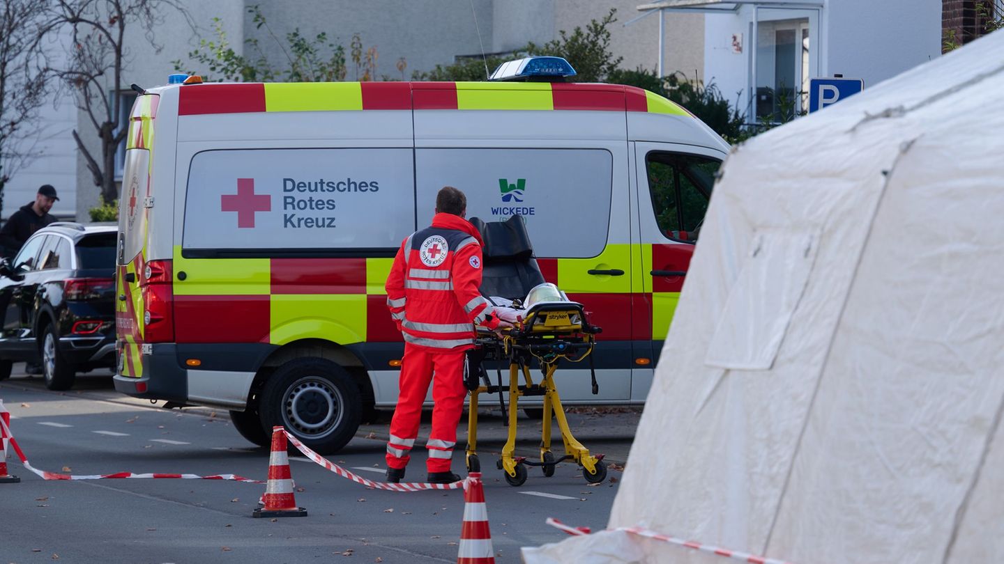 Zahlreiche Rettungswagen und Polizeifahrzeuge waren in der Nähe der Berufsschule postiert. Foto: Bernd Thissen/dpa