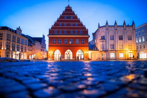 Rathaus und Wohngebäude in Greifswald: Die Mietpreisbremse soll hier bis in den Herbst 2028 gelten. (Symbolbild) Foto: Jens Bütt