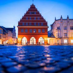 Rathaus und Wohngebäude in Greifswald: Die Mietpreisbremse soll hier bis in den Herbst 2028 gelten. (Symbolbild) Foto: Jens Bütt