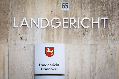 Sie haben Kreditkartendaten und Online-Banking-Zugänge im Internet verkauft - dafür müssen zwei Männer jetzt für Jahre ins Gefän