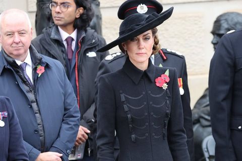Prinzessin Kate wählte für den Gedenkgottesdienst in Staffordshire einen langen Mantel und einen Hut mit breiter Krempe.