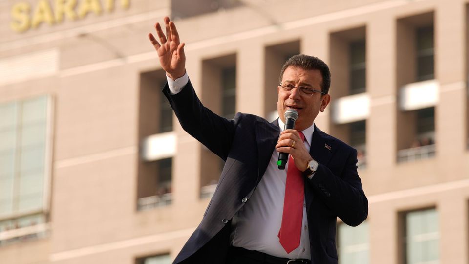 Türkei: Ekrem Imamoglu spricht zu seinen Anhängern