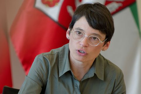 Flüchtlingsministerin Josefine Paul (Grüne) plant ein zweites Abschiebegefängnis. (Archivbild) Foto: Henning Kaiser/dpa