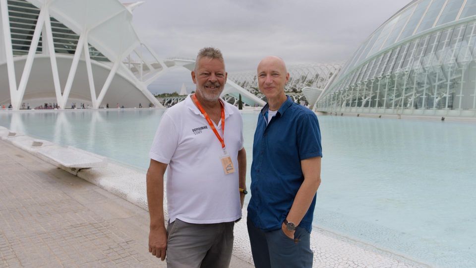 Arie Block (l.) ist aus den Niederlanden, aber nach einem Urlaub in Valencia geblieben. Das ist 30 Jahre her. Heute wohnt er mit seiner spanischen Frau am Rande seiner geliebten Stadt und ist nebenberuflich - ganz holländisch -  Fahrrad-Guide
