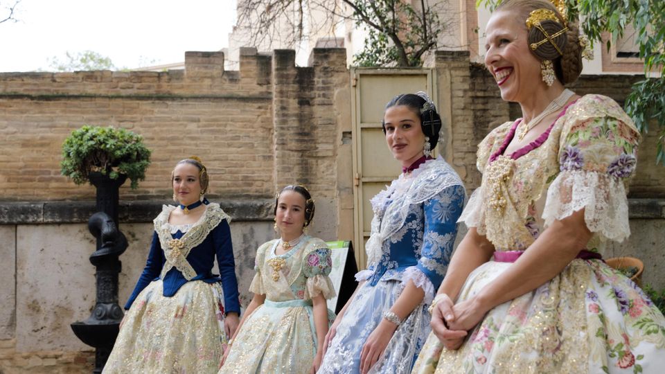 Bürgerstolz und Traditionen sind in Valencia Teil des Selbstverständnisses. Für ein Fotoshooting sind diese junge Frauen in traditionelle Kleider geschlüpft