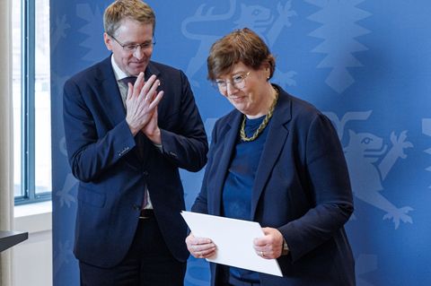 Ministerpräsident Daniel Günther hat Innenministerin Sabine Sütterlin-Waack (beide CDU) ihre Entlassungsurkunde überreicht. Foto