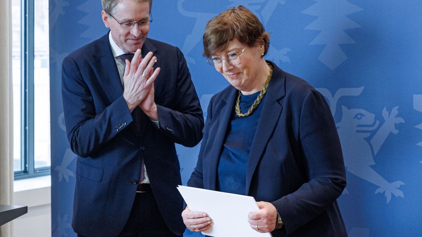Ministerpräsident Daniel Günther hat Innenministerin Sabine Sütterlin-Waack (beide CDU) ihre Entlassungsurkunde überreicht. Foto