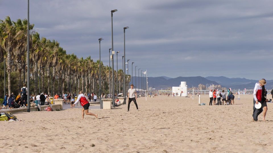 Der Strand von Valencia: Breit, sauber mit vielen Bars und Sport