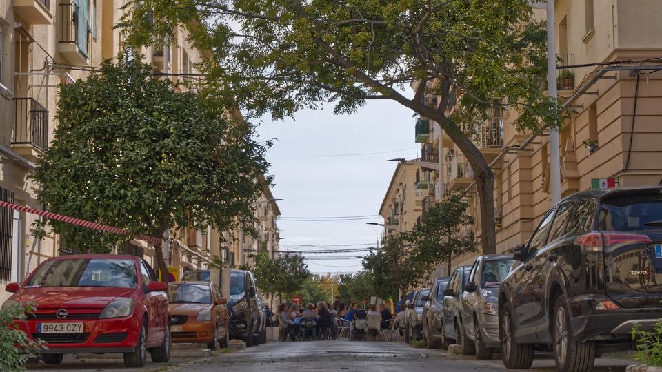 Auch das gibt es im Stadtteil El Cabanyal: Für ein sonntägliches Nachbarschaftsessen kurz die Straße abgesperrt, Tische und Stühle rausgeholt 