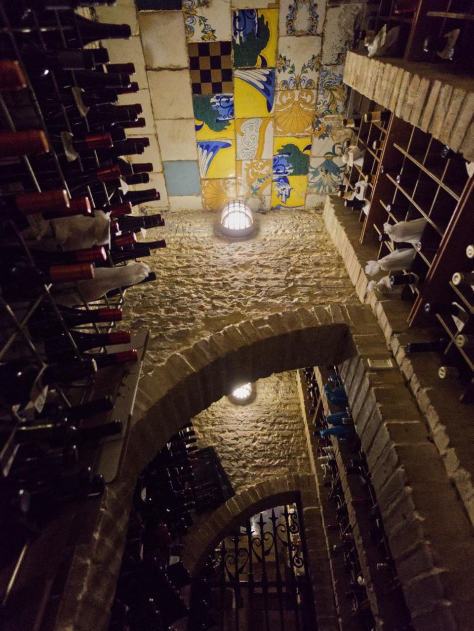 Der kleine Weinkeller des Casa Montana - auch hier typisch für El Cabanyal die bunten Fliesen