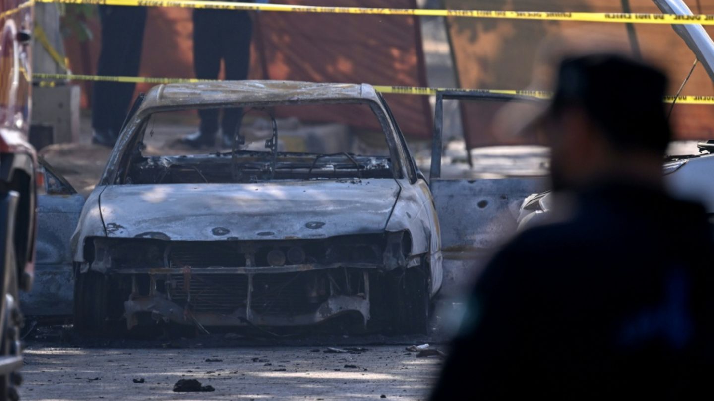 Ausgebranntes Auto in Pakistans Hauptstadt Islamabad