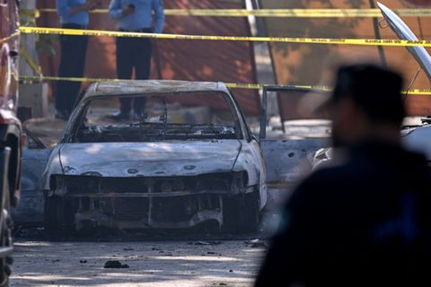 Ausgebranntes Auto in Pakistans Hauptstadt Islamabad