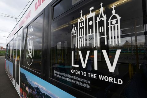 Nun ist die Partnerschaft zwischen Frankfurt und Lwiw auch im Straßenbild sichtbar. Foto: Boris Roessler/dpa