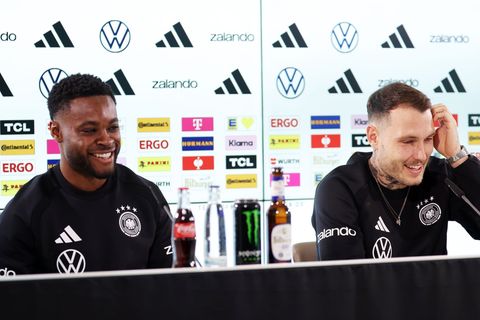 Ridle Baku (l.) und David Raum (r.) sprechen bei der DFB-Pressekonferenz über ihre Rollen. Foto: Christian Charisius/dpa