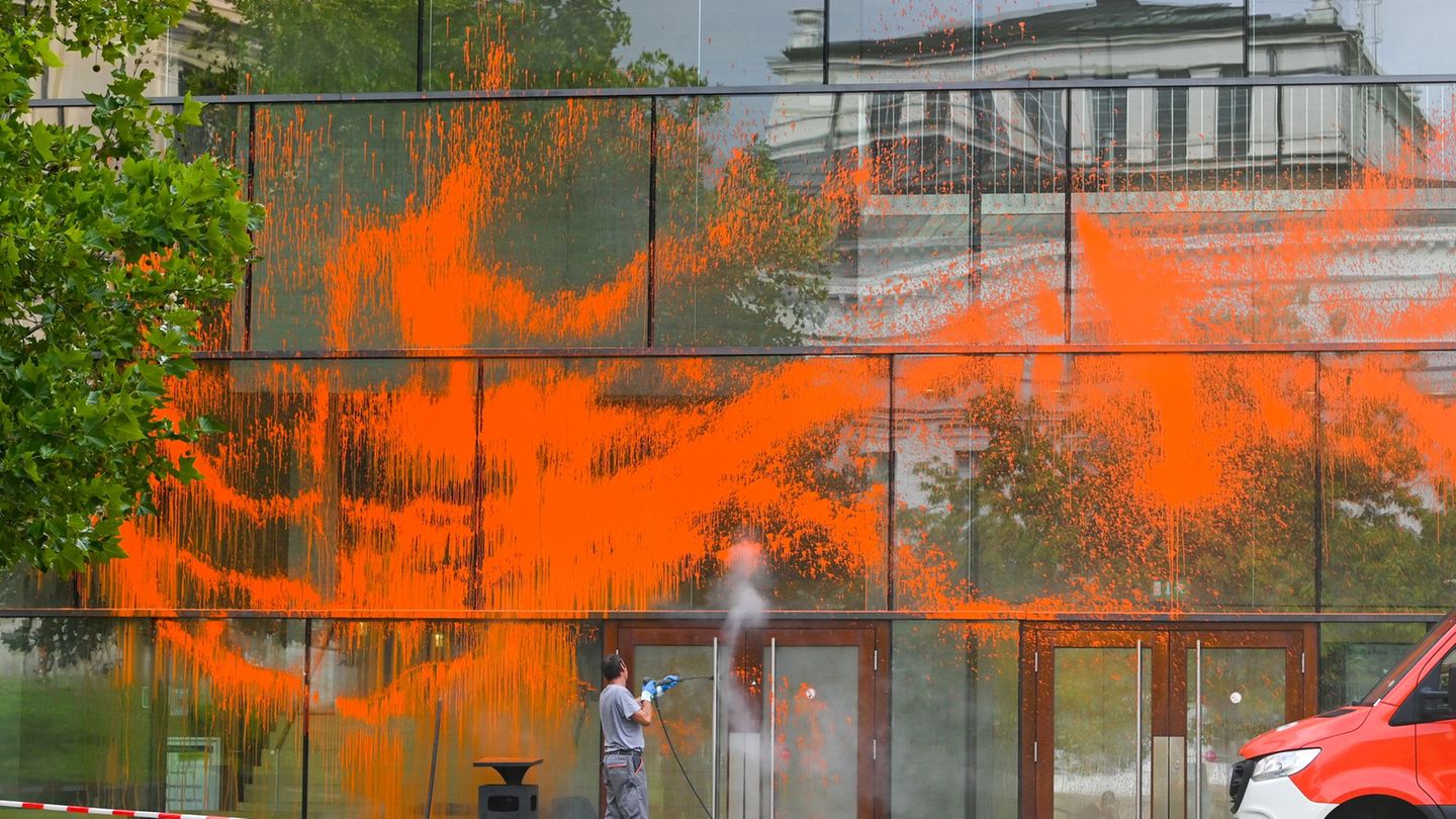 Die Uni will Schadenersatz einfordern, nachdem eine Glasfassade großflächig besprüht wurde. (Archivbild) Foto: Heiko Rebsch/dpa