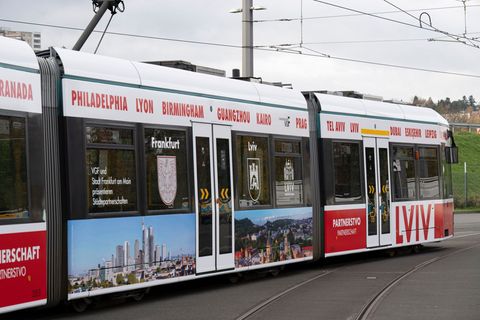 Nun ist die Partnerschaft zwischen Frankfurt und Lwiw auch im Straßenbild sichtbar. Foto: Boris Roessler/dpa