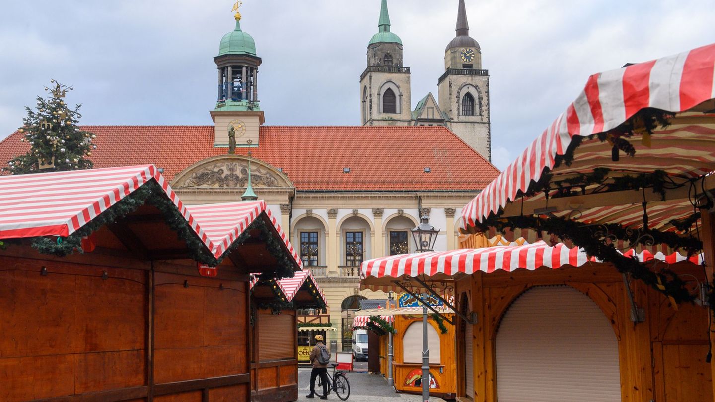 Noch sind die Weihnachtshütten auf dem Alten Markt geschlossen: Werden sie noch geöffnet? Foto: Klaus-Dietmar Gabbert/dpa