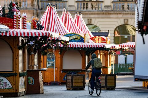 Magdeburger Weihnachtsmarkt im Aufbau