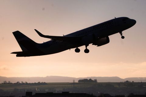 Ein Mann soll als Pilot geflogen sein, ohne die nötigen Unterlagen zu haben