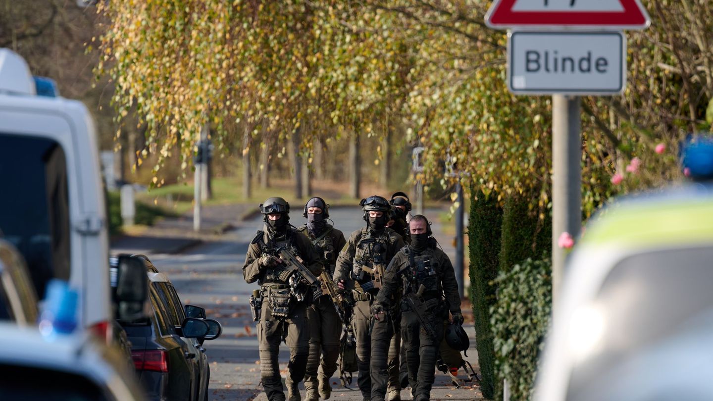 Polizisten in schwerer Montur rückten wegen einer möglichhen Gefahrenlage aus Foto: Bernd Thissen/dpa