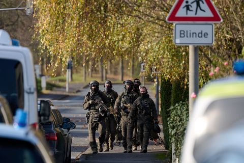 Polizisten in schwerer Montur rückten wegen einer möglichhen Gefahrenlage aus Foto: Bernd Thissen/dpa