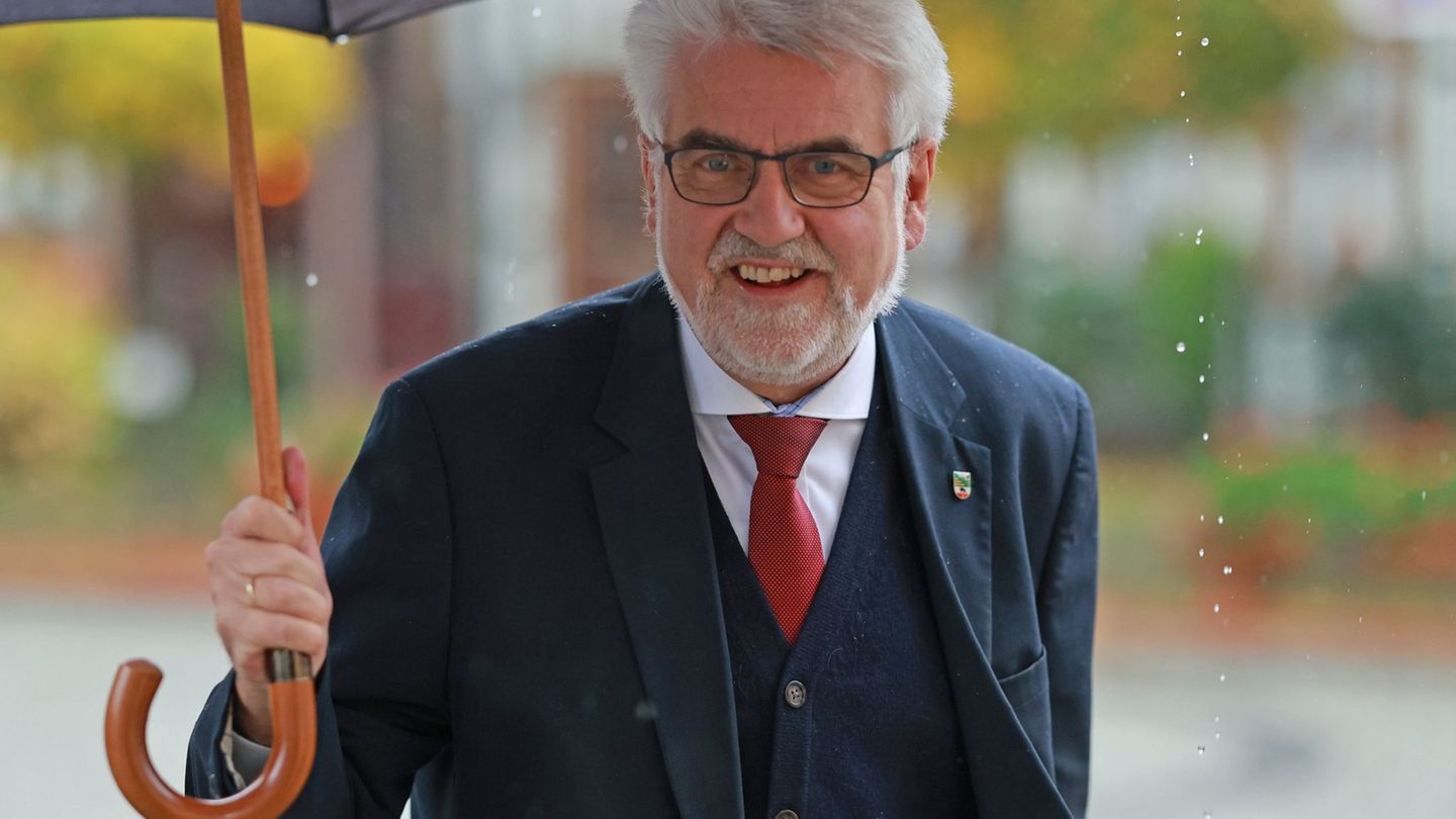 Umweltminister Willingmann (SPD) hält es für sinnvoll, wenn Kommunen die Betriebszeiten für Mähroboter einschränken. (Archivbild