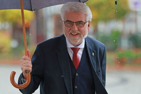 Umweltminister Willingmann (SPD) hält es für sinnvoll, wenn Kommunen die Betriebszeiten für Mähroboter einschränken. (Archivbild