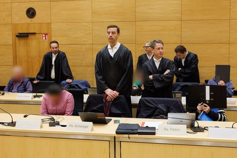Prozesstart um das Schleusen von Prostituierten aus Thailand nach Deutschland: Die Angeklagten sitzen im Landgericht Bielefeld n