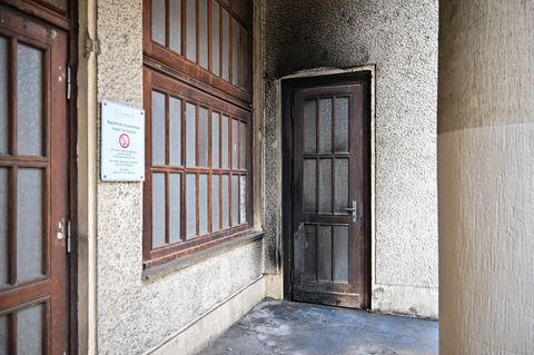 Schwarze Brandspuren am Eingangsbereich eines Gebäudes der Berliner Charité zeugen von dem mutmaßlichen Übergriff