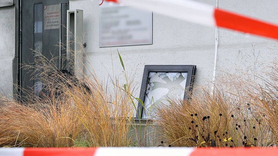 In Berlin-Neukölln ist unter anderem dieses Fenster nach einer Detonation am Vivantes Klinikum kaputt