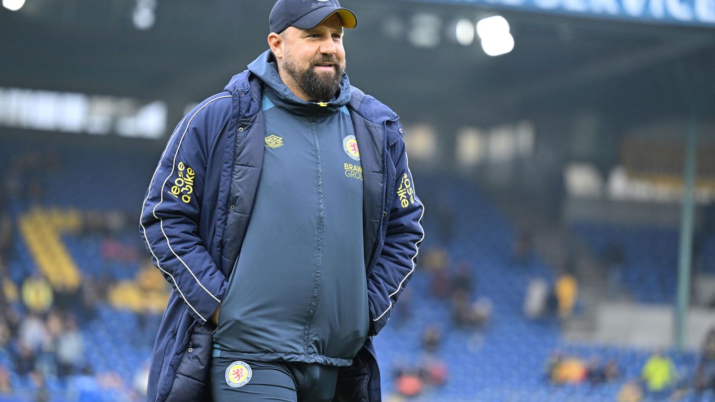 Heiner Backhaus bleibt Trainer von Eintracht Braunschweig. (Archivfoto) Foto: Swen Pförtner/dpa