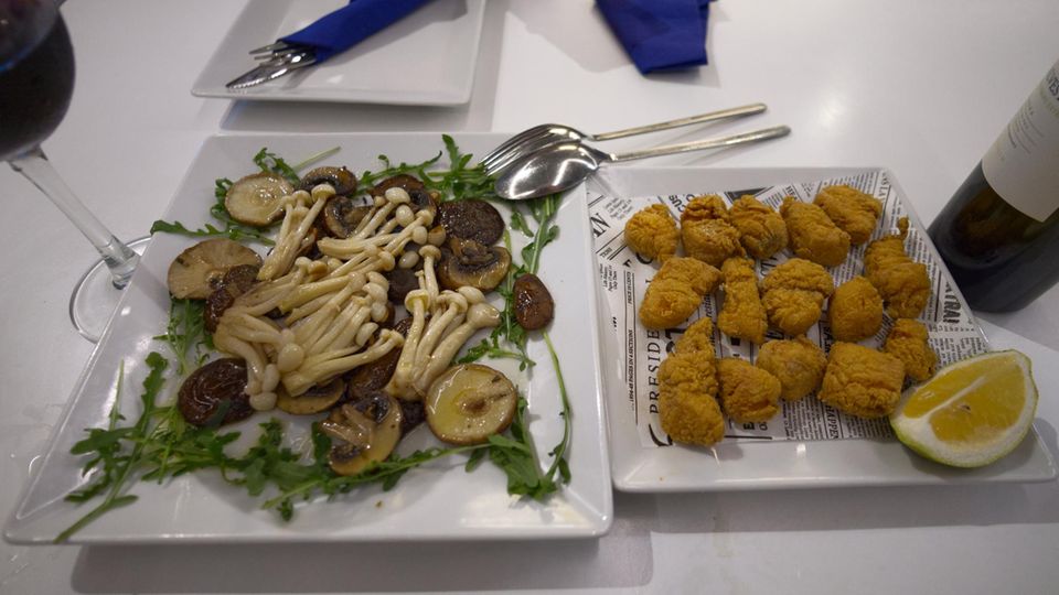 Valencia ohne Tapas? Geht nicht. Wer kein Spanisch kann, sollte nach der englischsprachen Karte fragen oder eine Übersetzungsapp bemühen. Ansonsten bestellt man schnell Dinge, die man nicht haben wollte 