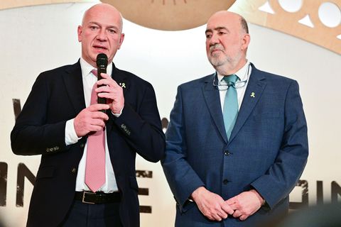 Berlins Regierender Bürgermeister Kai Wegner (CDU), hier mit Israels Botschafter Ron Prosor, will Transparenz bei der Vergabe vo